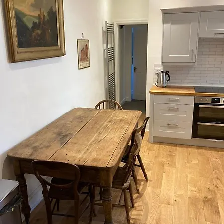 The Antique Dealer's Hideaway Apartman *