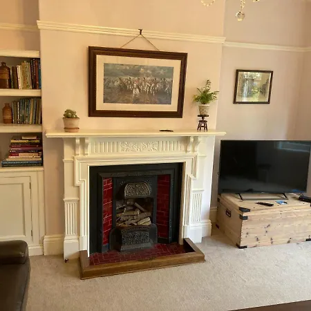 The Antique Dealer's Hideaway Apartman